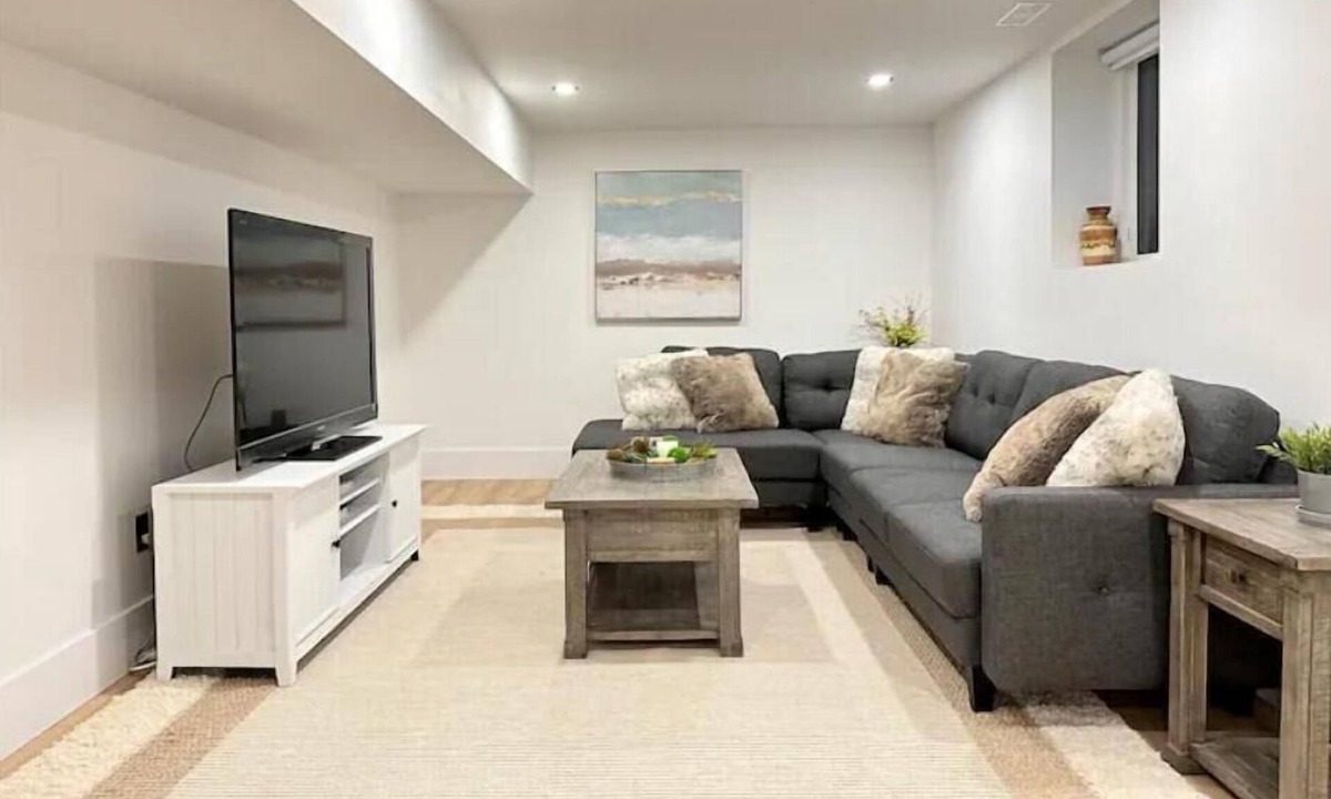 Grimsby House | Modern, Spacious 2 Bedroom Suite