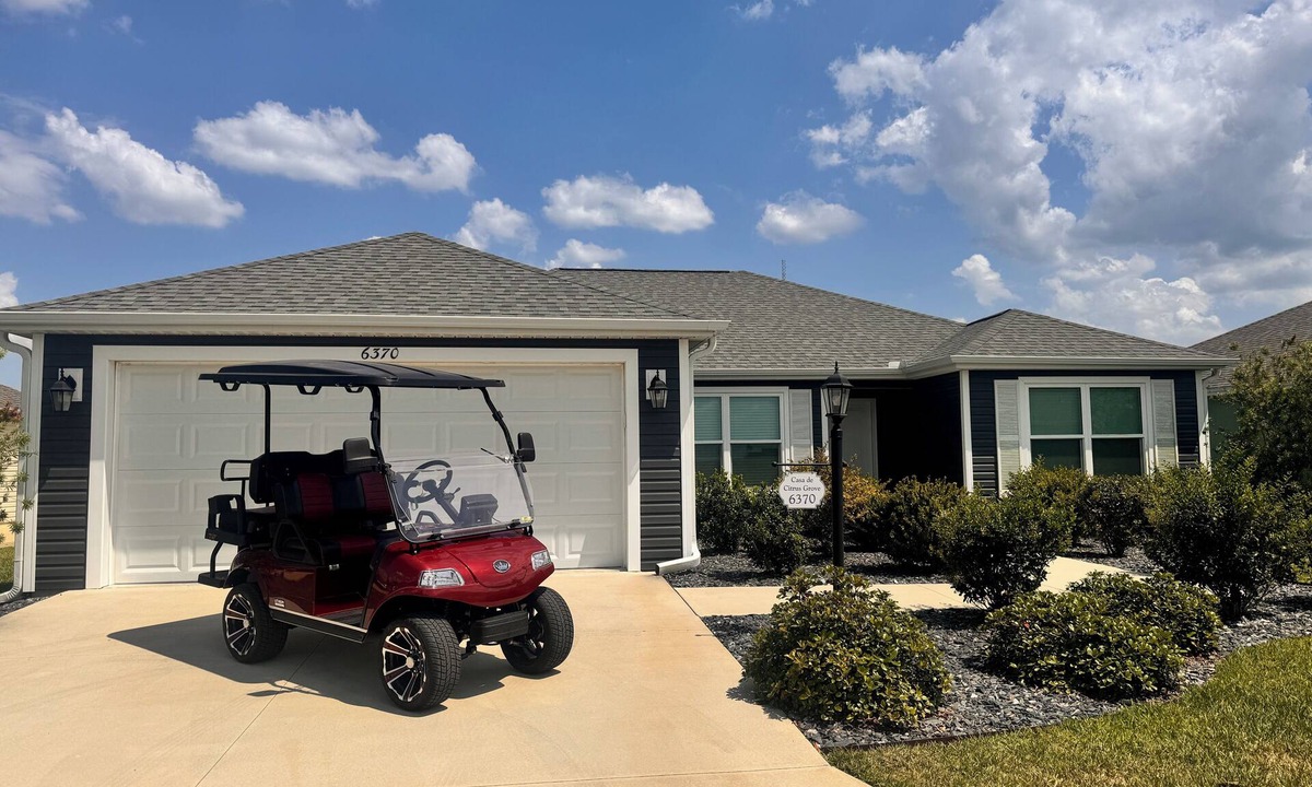 Leesburg House | Modern, spacious 3 bed, 2 bath close to amenities with 4-seater golf cart!