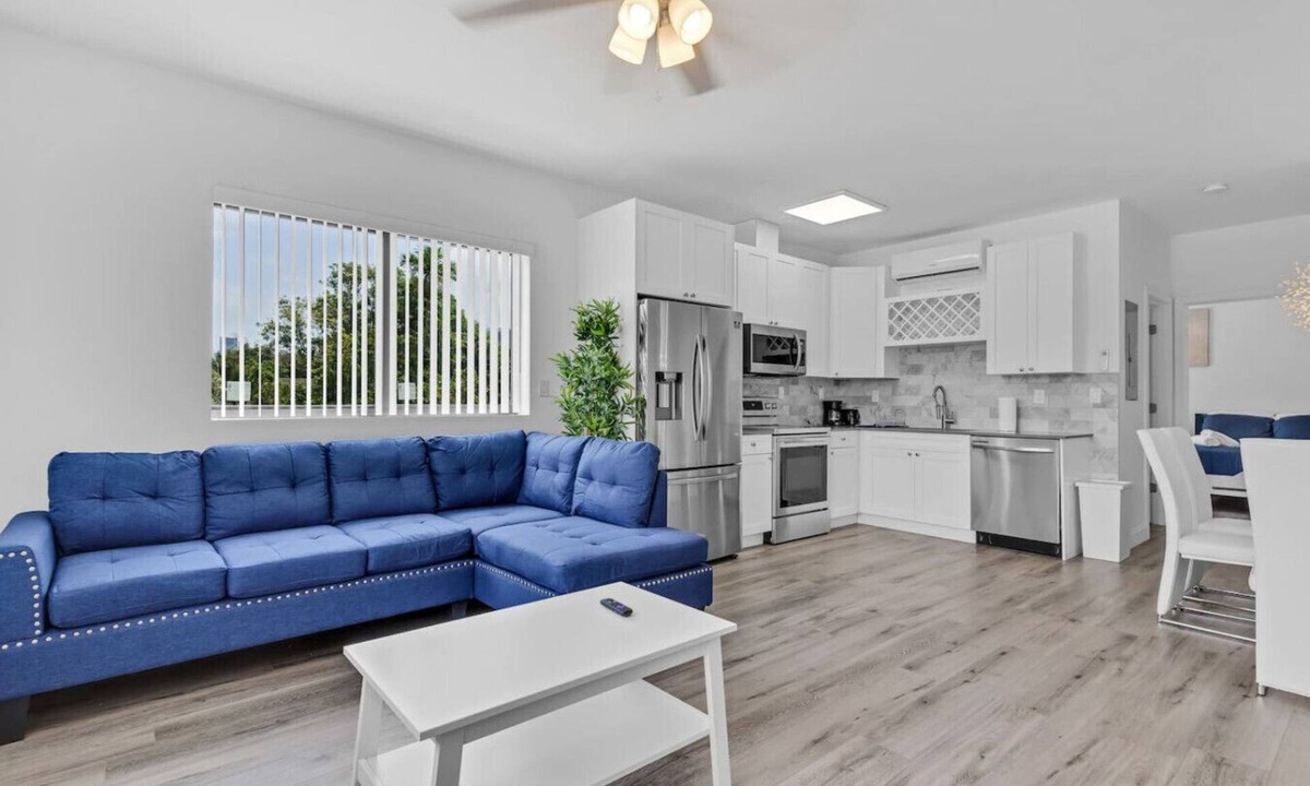 Seybold Apartment | Modern Stay near Design District