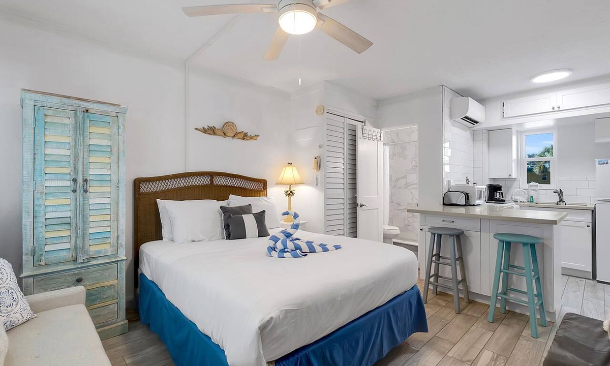 Capri Isle Condo | 🌴 Modern Studio w/Pool views Steps to Beach ➠ Tropic Terrace #50