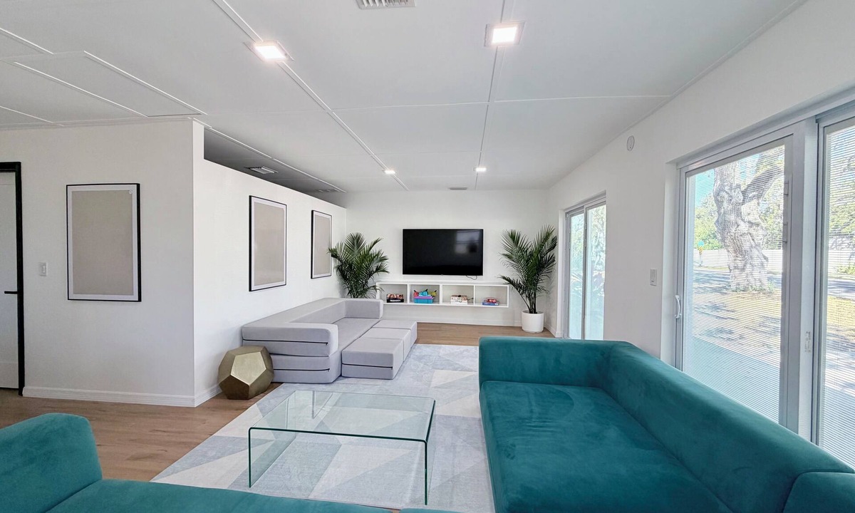 Whitfield House | Modern Tropical Luxe Villa ~ King Beds ~ Near Lido Beach + Eateries + Downtown.