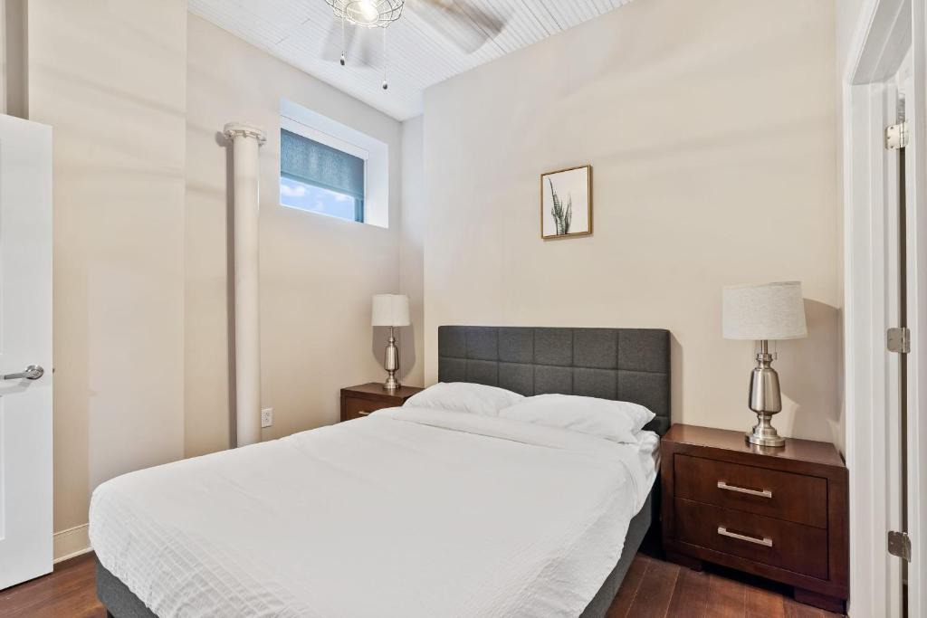 South Side Flats Apartment | Modern Upscale 2BR Apartment on Carson Stay Gia