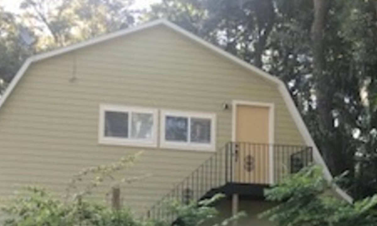 Mount Dora House | Mount Dora-Walking distance to historical downtown area, restaurants, and shops.
