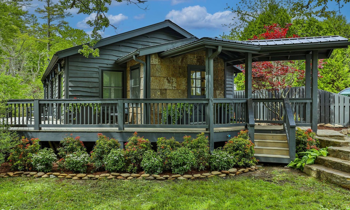 Highlands Cottage | Mountain chic cottage in the center of Downtown Highlands!