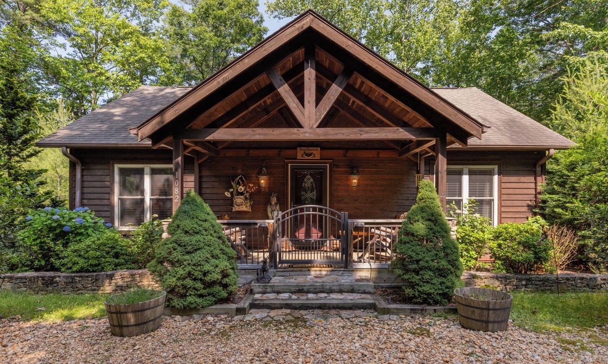 Deep Gap Cabin | Mountain Dazzzze - HOT TUB - Pets Ok - Hike - Fish - Sleeps 8
