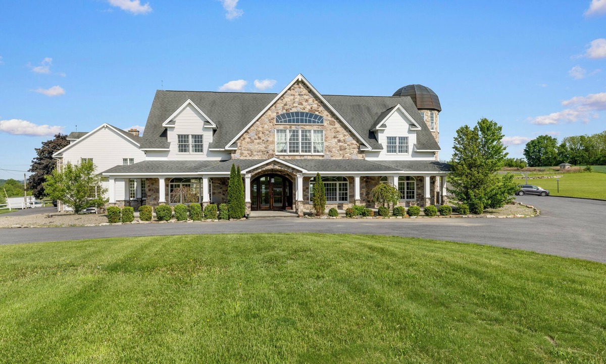 Mt. Bethel House | Mountain Valley Mansion/200-Acre Farm/Sleeps 34/Outdoor Pool + Jacuzzi