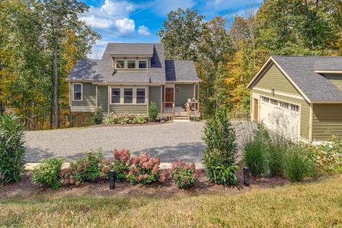 Caldwell House | Mtn Views & Spacious Deck! Modern Caldwell Getaway