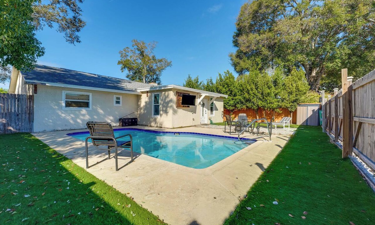 Palm Harbor Apartment | Near Fishing: Palm Harbor Studio w/Pool Access!