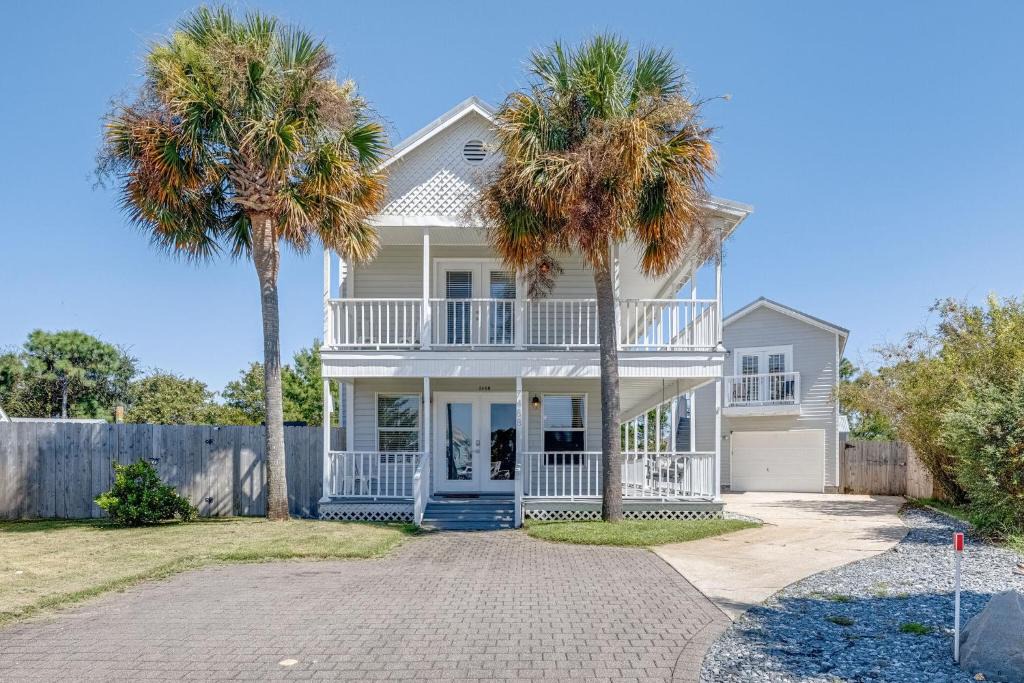 Navarre House | NEW 3BR House with Private Pool in Navarre