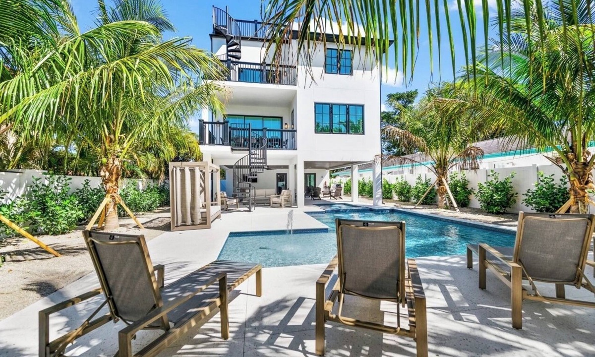 Saint Armands Key House | New 8 bedroom house with tropical oasis backyard! Heated pool and spa.