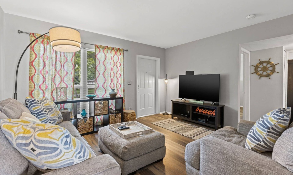 Clearwater House | NEW!Cheerful 2BD Home|DOGS OK| Mins Drive to Beach