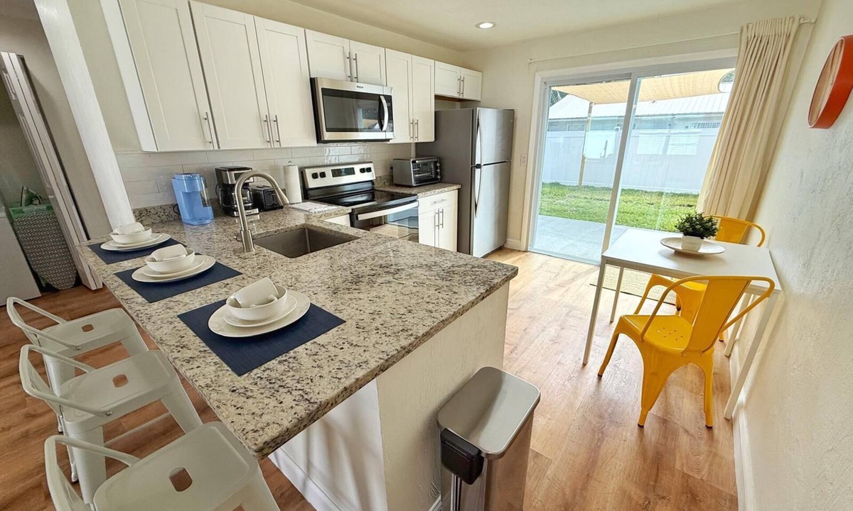 Allandale House | NEW! Cozy Sunshine-Up 6 Guests-Private Backyard
