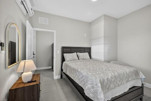Bearss Plaza House | New Modern 1BR - Near Busch Gardens & Downtown