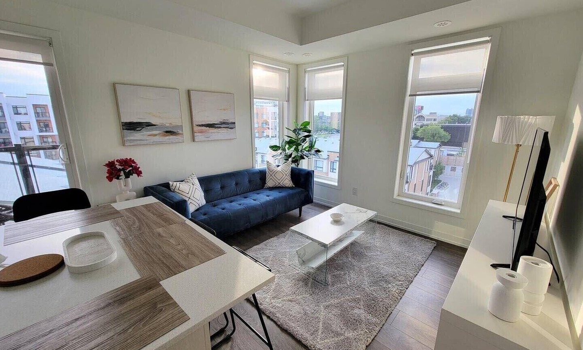 Toronto Condo | New Spacious & Quiet 2 Bed Condo with Parking