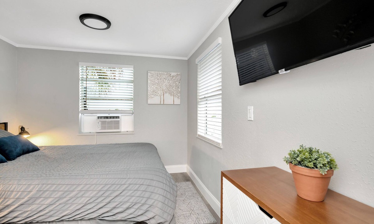Clearwater House | Newly Updated Modern 1-Bedroom Private Guesthouse