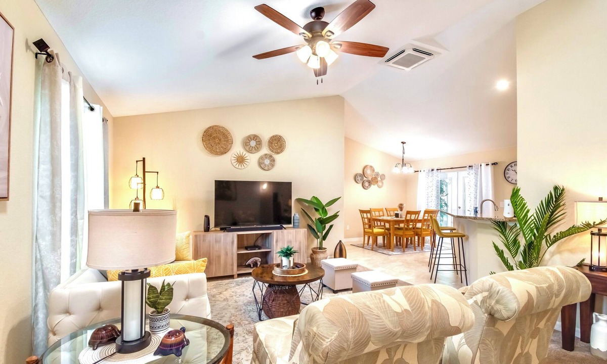 Ocala House | Ocala Oasis Screened Lanai & Fire Pit Large Master Bedroom
