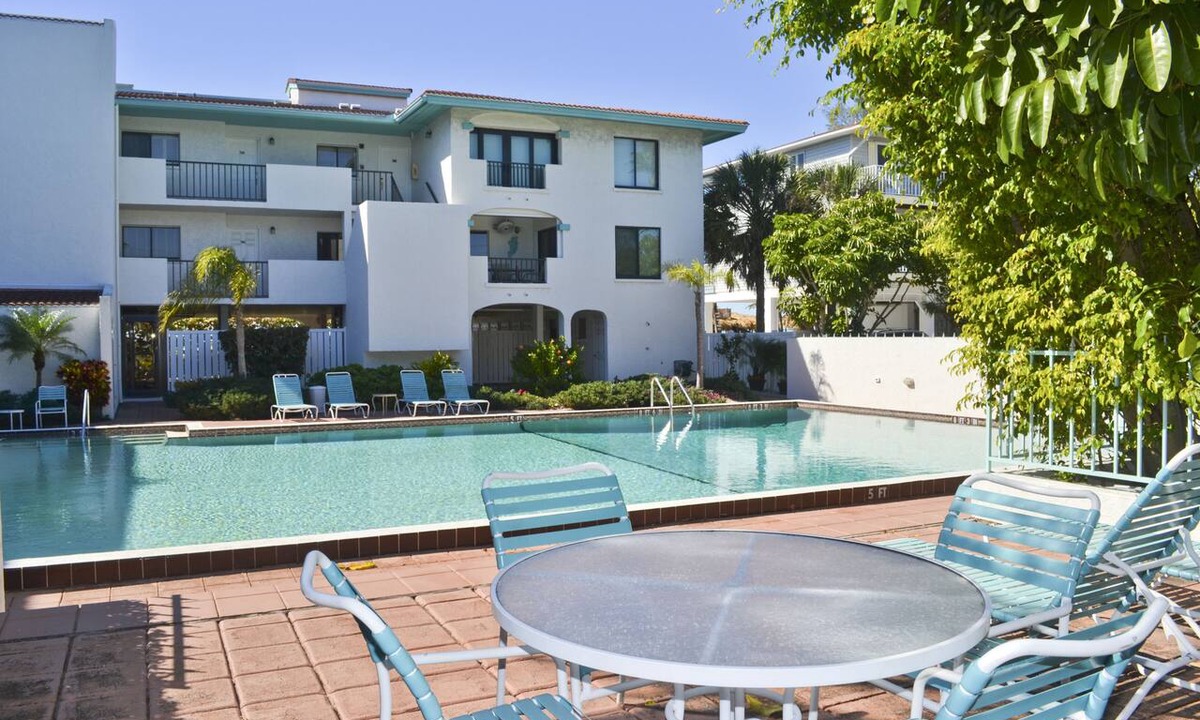 Holmes Beach Condo | Ocean Park Terrace 202 · Ocean Park 202 · Rooftop Deck · 1-Month Min