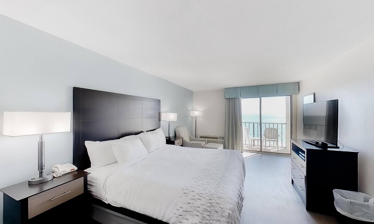 Myrtle Beach Hotel | Oceanfront King Room + Lazy River & Hot Tub
