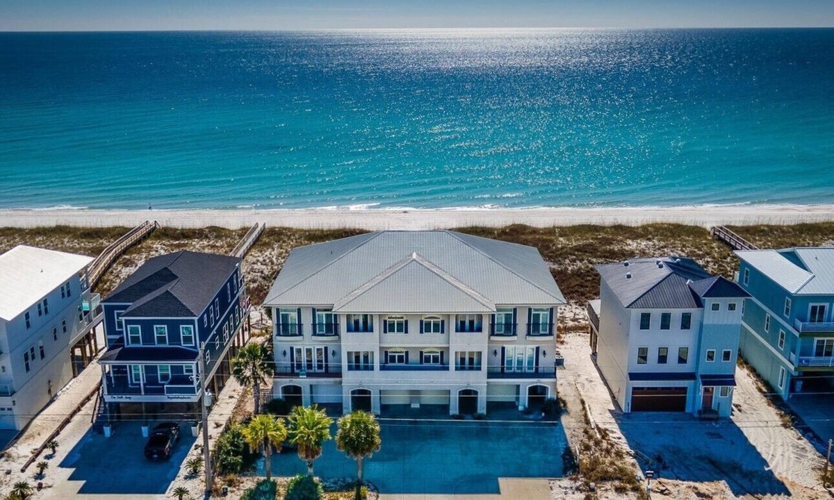 Navarre Beach House | *Oceanfront * Upscale* EV Chrgr * Paddleboards!