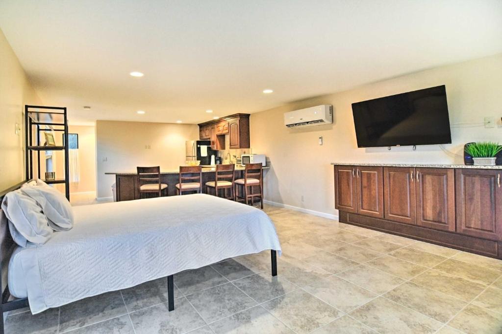Seminole Apartment | On-Site Pond: Sleek Largo Studio < 7 Mi to Beach!