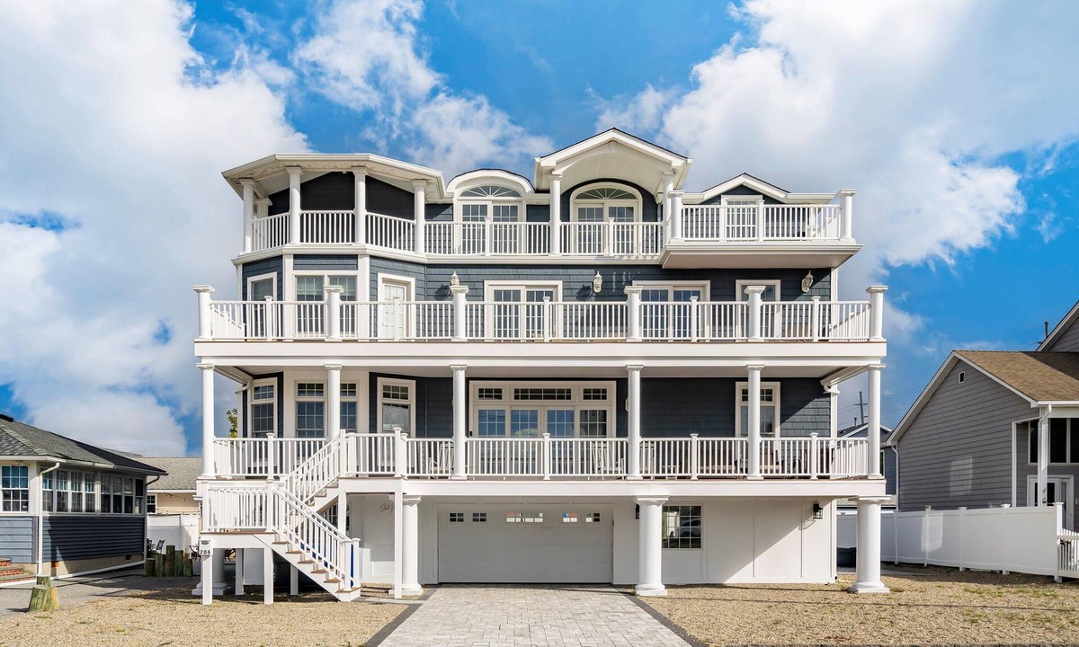 Ortley Beach House | ORT206 | Entertainers DREAM in Ortley Beach! Splash pool, bar & more! Sleeps 14!