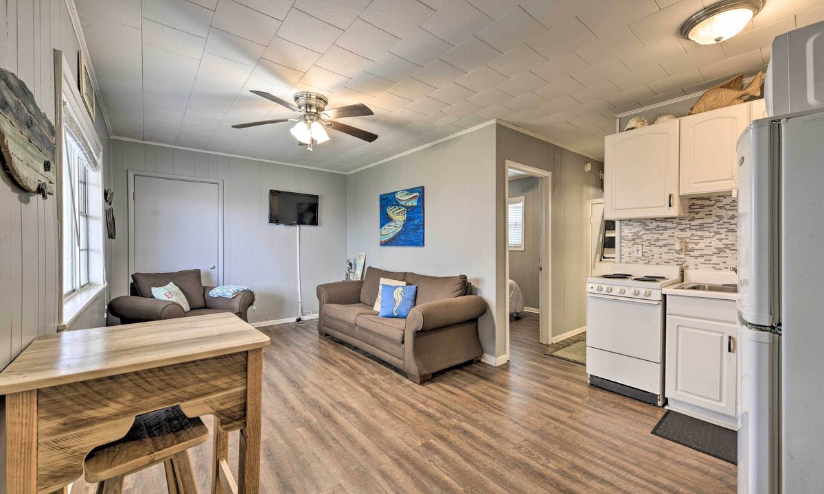 Thomas Drive Condo | Panama City Beach Condo: Pool & Beach Access!
