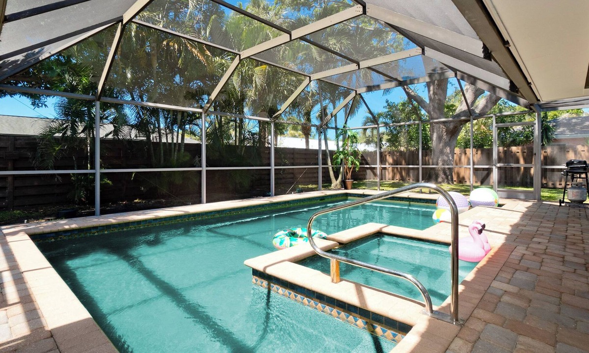 Palma Sola House | Paradise Palms - Private Pool 7 Mins to Anna Maria