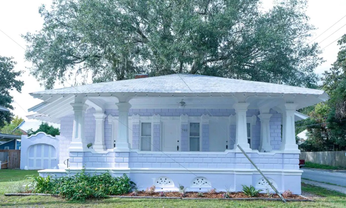 Pleasant Street House | Pastel Patio Paradise- Walk Downtown, Close to UF!