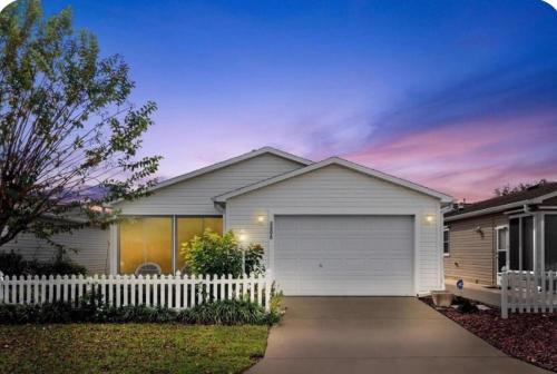 Lynnhaven Villa | Patio villa w golf cart and active hosts