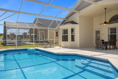 Tivoli Manor House | Peaceful Escape with Sunny Pool Deck
