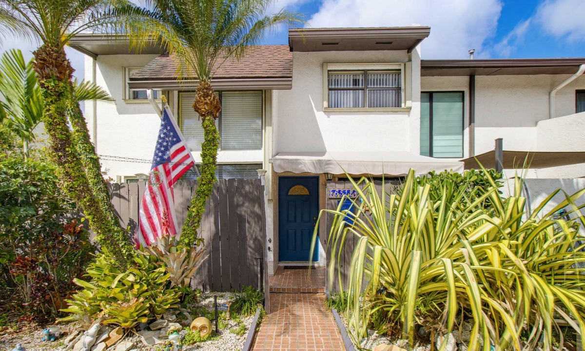 Ludlam House | Perfect 2-bedroom townhome with AC in vibrant Miami