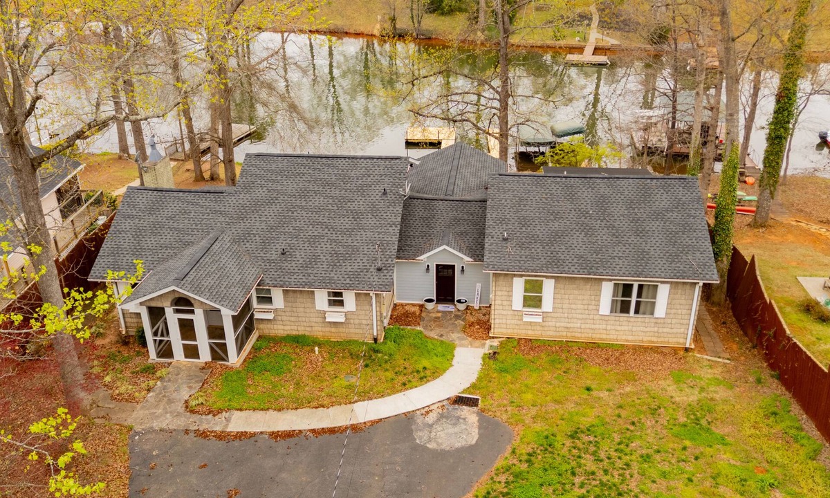 Inman House | Perfect 4-bedroom house in tranquil Lake Bowen waterfront