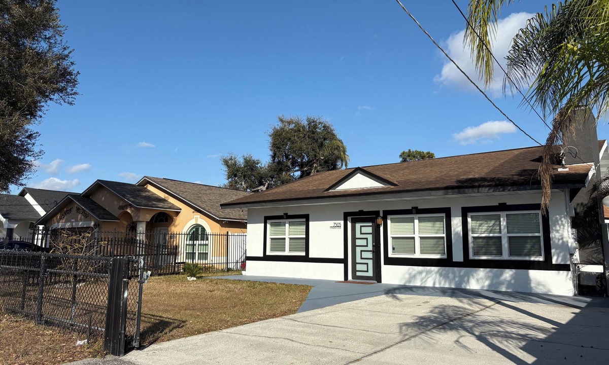 Pinecrest West Park House | Perfect Tampa Getaway! 3 Bed, 2 Bath, Pergola, BBQ Grill & Spacious Yard.
