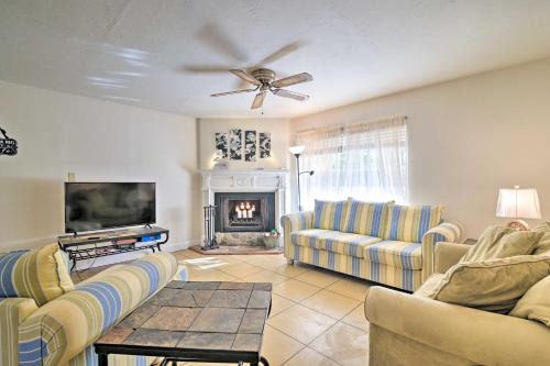 Brooksville House | Pet-Friendly Brooksville Cottage w/Fire Pit!