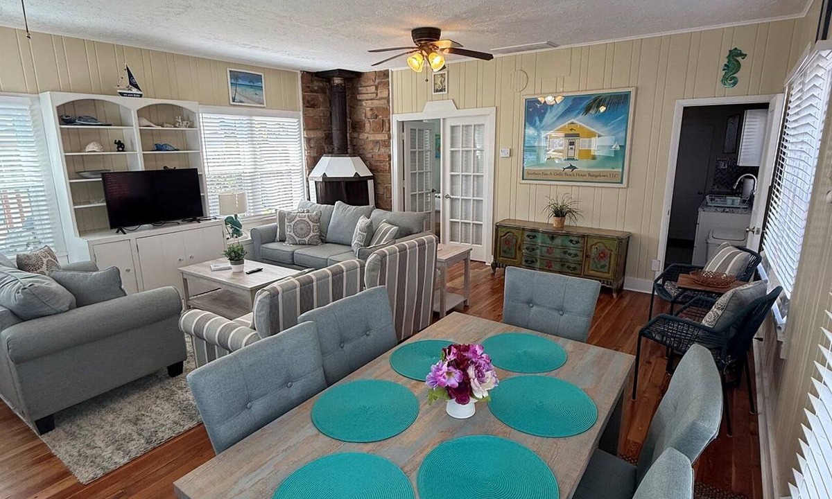 Pass-a-Grille House | Pet-Friendly Historic SeaHorse Cottage, Built in 1905, Steps from Pass-a-Grille