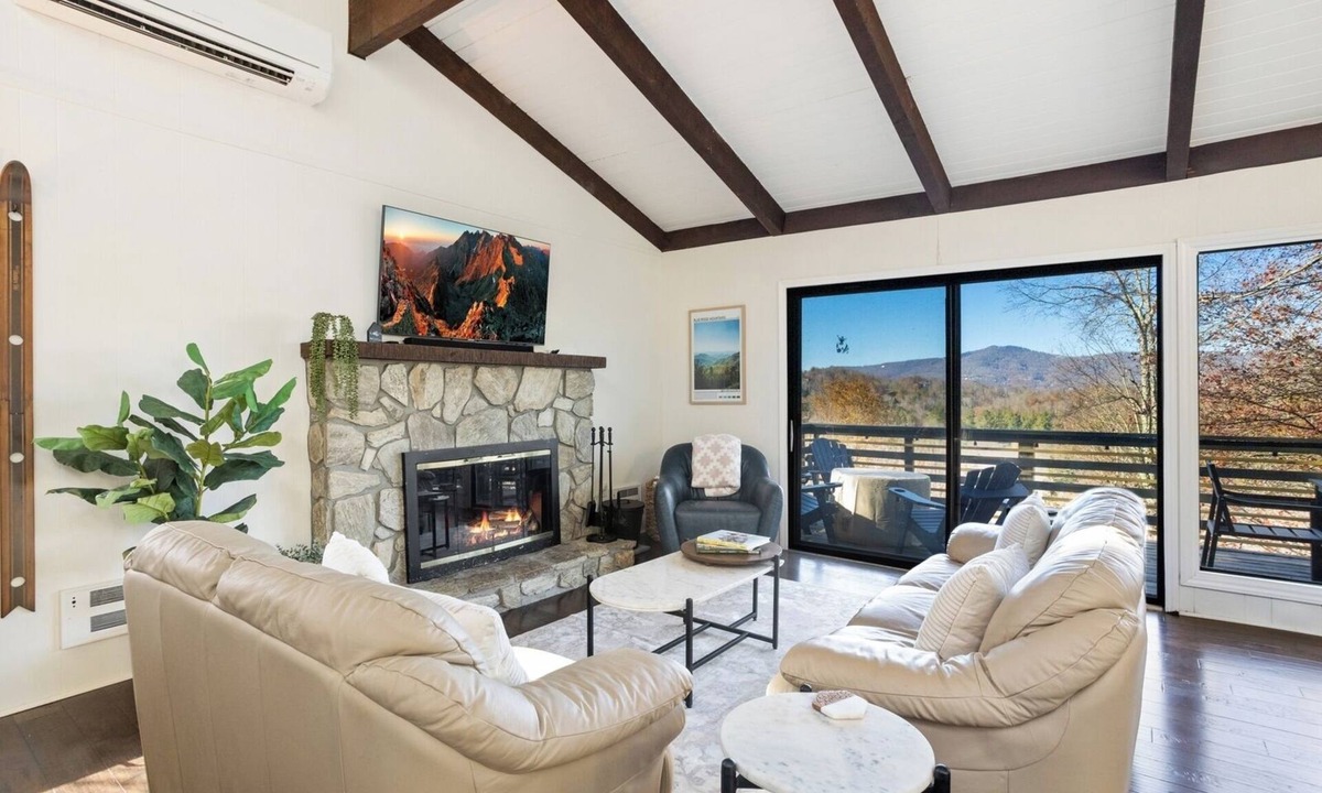Sugar Mountain Cabin | Pet-Friendly Mountain Cabin with Hot Tub Near Sugar Mountain, Sleeps 12