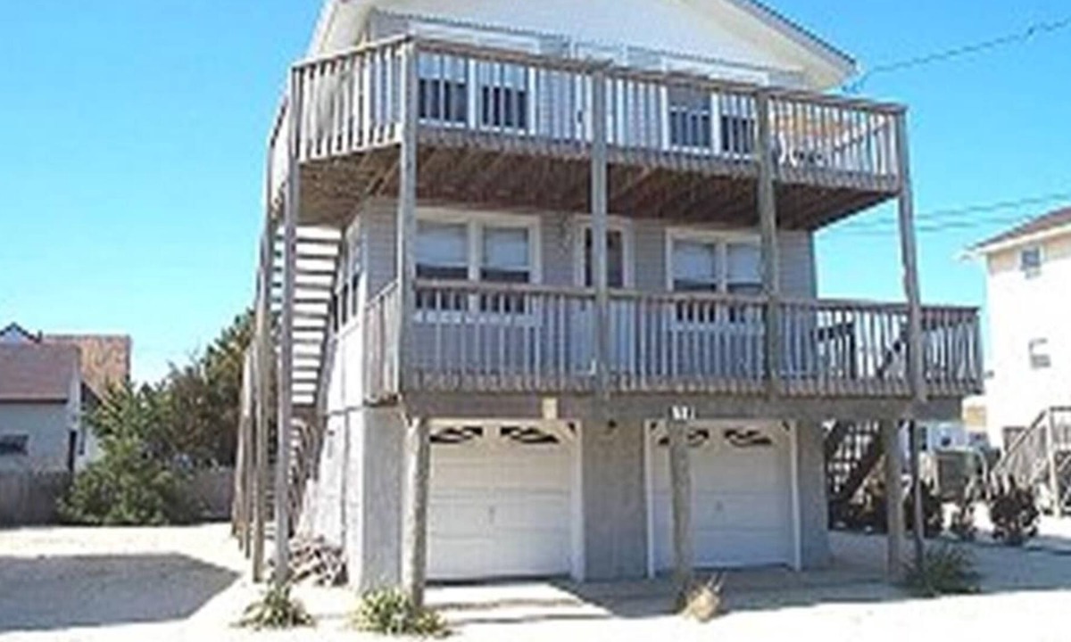 Ship Bottom House | Pet Friendly. Oceanside. WIFI. DOG friendly home, located in Ship Bottom Ocean Side Duplex 1st Fl 77708