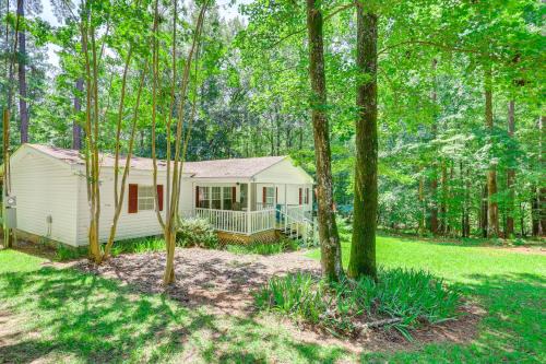 Milledgeville House | Pet-Friendly Sparta Retreat: Porches & Fire Pit!