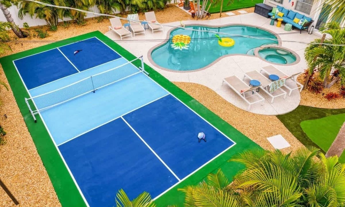 Palma Sola House | Pickleball Court, Hot Tub & Arcade Game Room