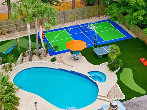 Thomas Drive House | Pickleball, HTD Pool, Mini Golf, Game Room, B Ball