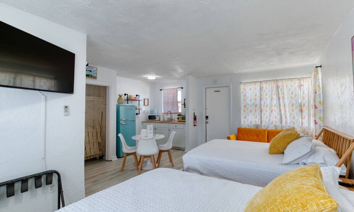 Bridgeport Heights Hotel | Pineapple Shores Retro Inn 4