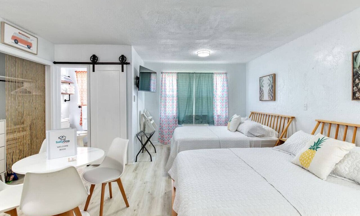Bridgeport Heights Apartment | Pineapple Shores Retro Inn 3