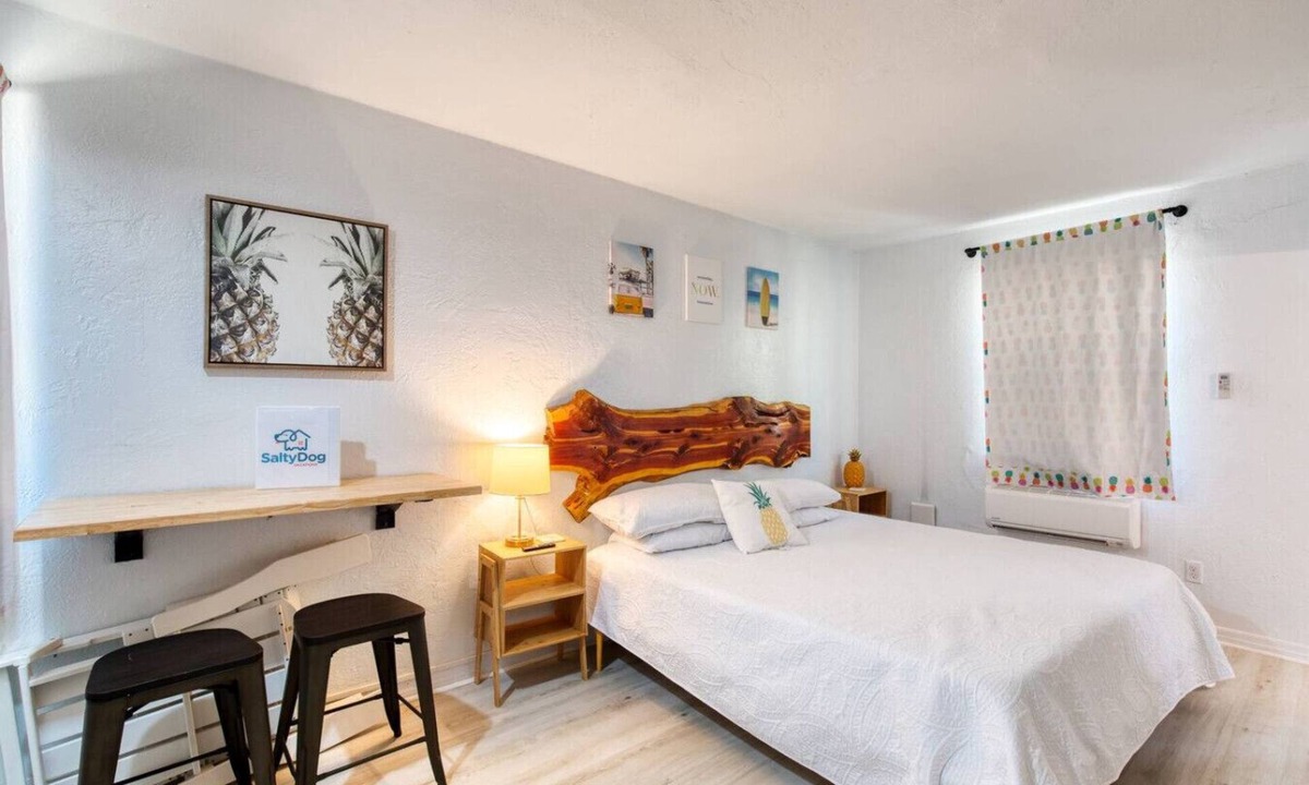 Bridgeport Heights Apartment | Pineapple Shores Retro Inn 10