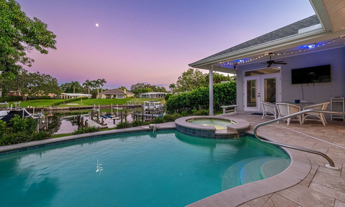 Palma Sola House | ⚓Pool home minutes away from AMI with private boat dock!⚓