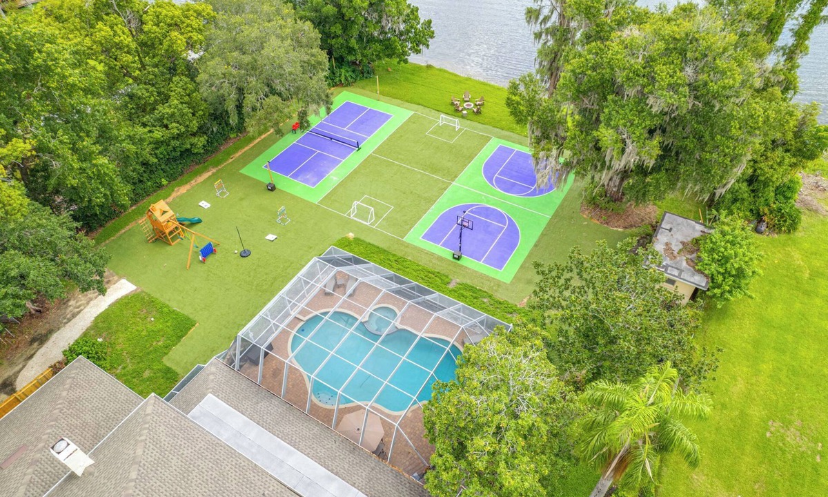 Lake Magdalene House | Pool * Pickleball * Soccer * Basket * Sleeps 18!