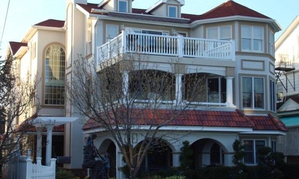 North End Condo | Premium Location - 5 Bedroom - 3 Baths - 1 Block from Beach