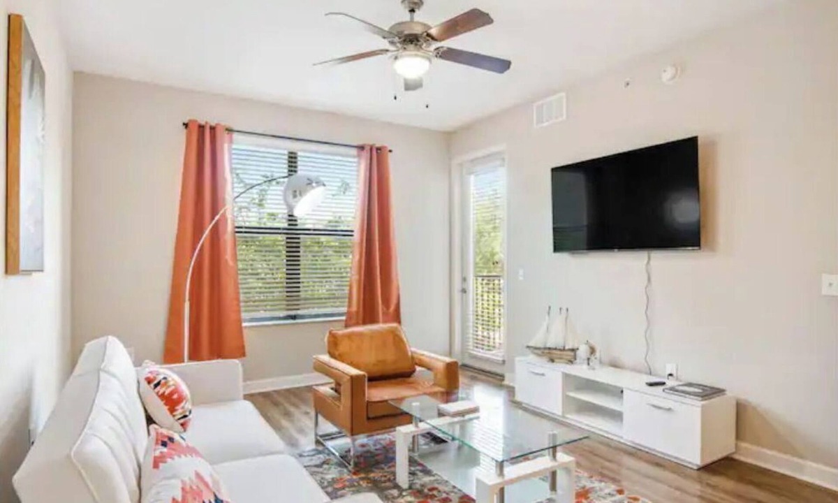 Carver City - Lincoln Gardens Condo | Prime Location for Business and Leisure Travelers