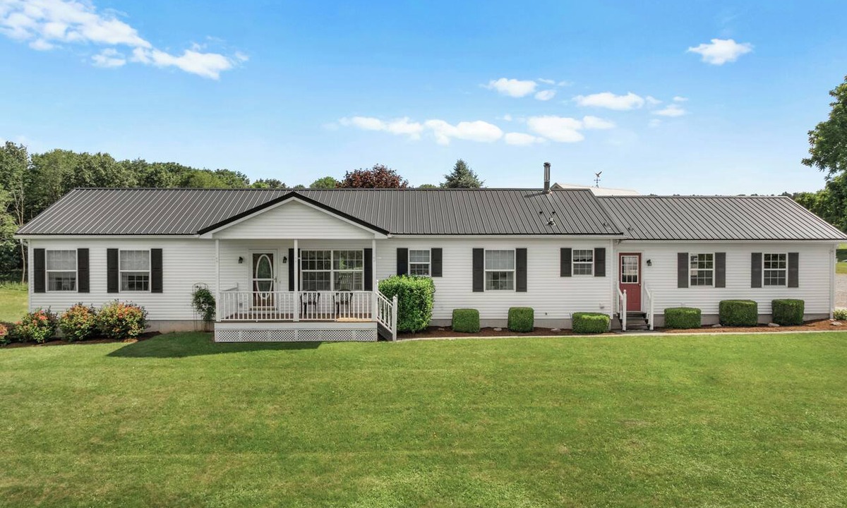 Town of Benton Cottage | Private Backyard & Deck · Family-Friendly