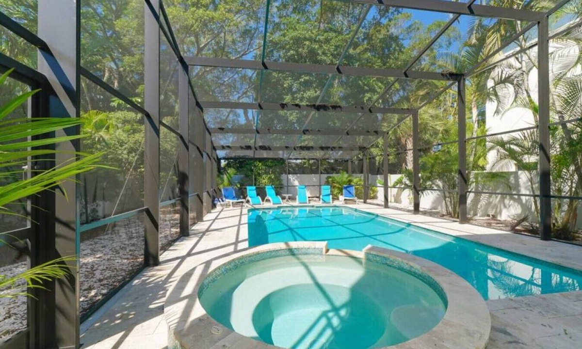 Saint Armands Key House | Private Heated Pool & Hot Tub Near St. Armands Close to the Beach