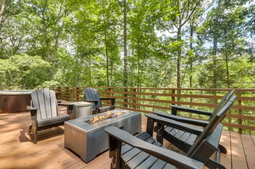 Broadway House | Private Hot Tub & Fire Pit: Family Broadway Cabin